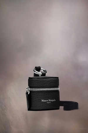 Maison Margiela Logo Airpod Case Black | USA_MM18548